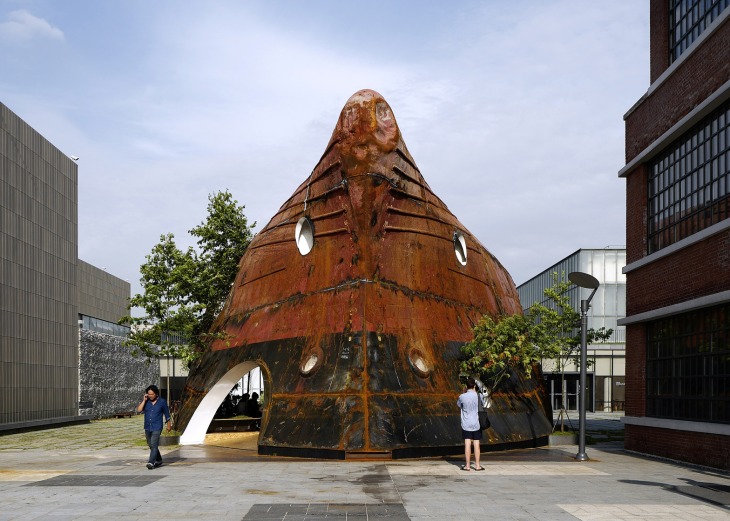 templ-shinslab-temporary-temple-seoul-south-korea-museum-courtyard-recycled-cargo-ship-parts_dezeen_1568_5