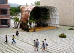 templ-shinslab-temporary-temple-seoul-south-korea-museum-courtyard-recycled-cargo-ship-parts_dezeen_1568_6-1